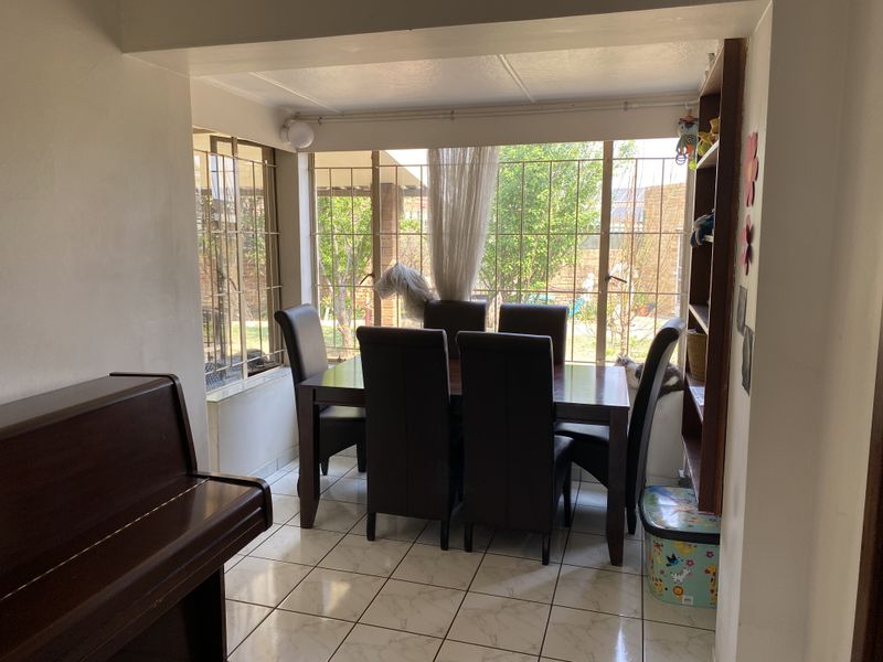 4 Bedroom House For Sale Parkdene - Photo 8