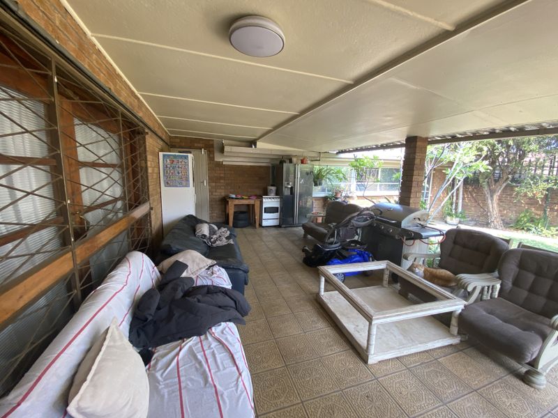 4 Bedroom House For Sale Parkdene - Photo 4