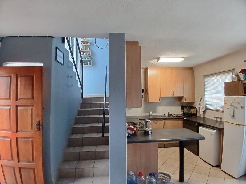 Super neat townhouse for sale in Vaalpark. Ideal for 1st time buyers or an investor - Photo 9