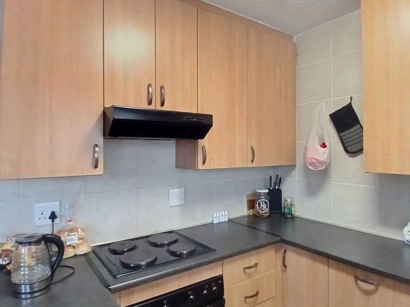 Super neat townhouse for sale in Vaalpark. Ideal for 1st time buyers or an investor - Photo 7