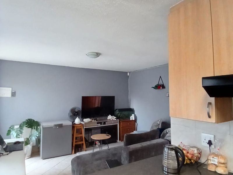 Super neat townhouse for sale in Vaalpark. Ideal for 1st time buyers or an investor - Photo 6