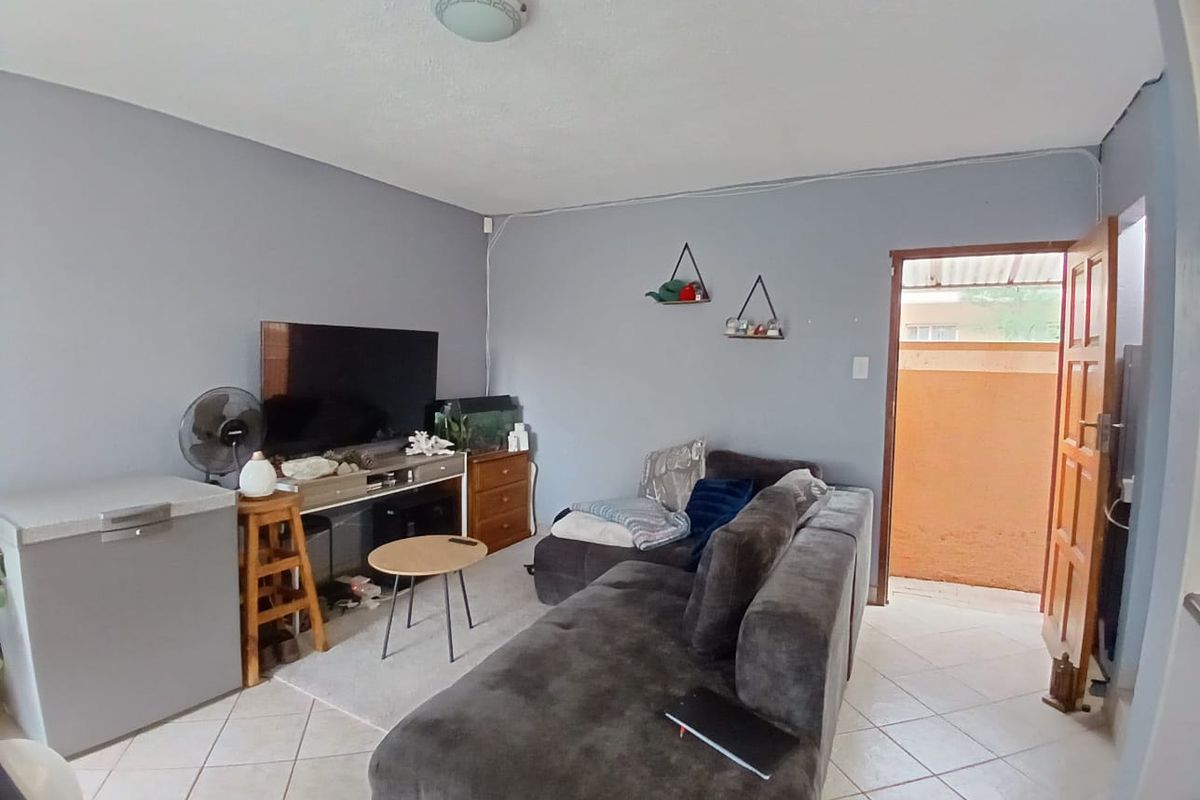 Super neat townhouse for sale in Vaalpark. Ideal for 1st time buyers or an investor - Photo 5