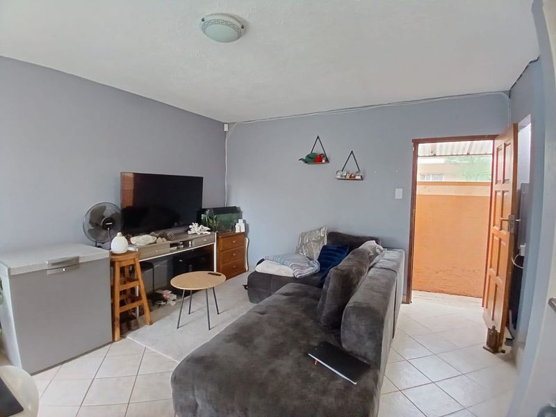 Super neat townhouse for sale in Vaalpark. Ideal for 1st time buyers or an investor - Photo 5