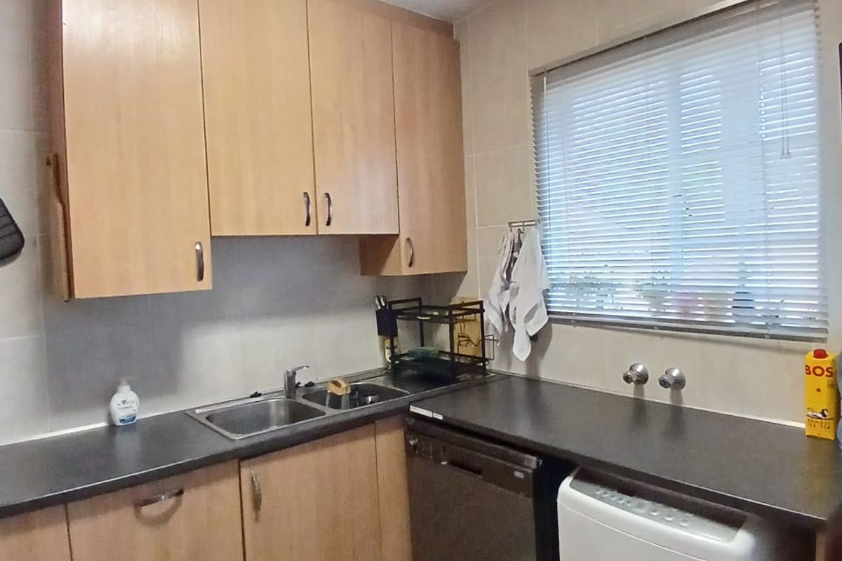 Super neat townhouse for sale in Vaalpark. Ideal for 1st time buyers or an investor - Photo 4