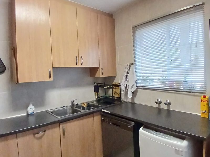 Super neat townhouse for sale in Vaalpark. Ideal for 1st time buyers or an investor - Photo 4