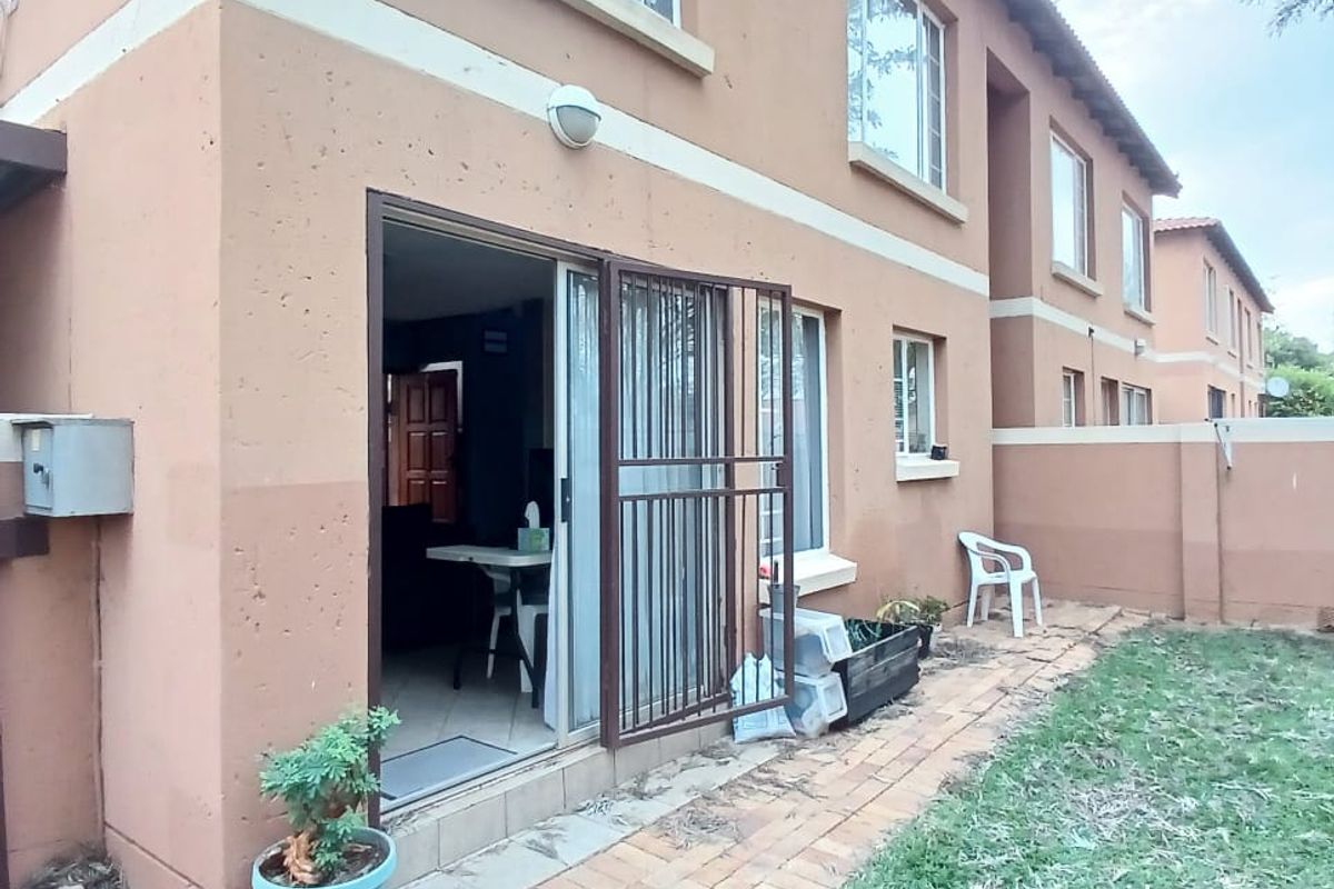 Super neat townhouse for sale in Vaalpark. Ideal for 1st time buyers or an investor - Photo 2