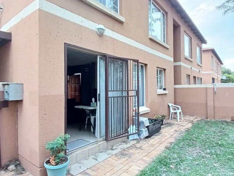 Super neat townhouse for sale in Vaalpark. Ideal for 1st time buyers or an investor - Photo 2