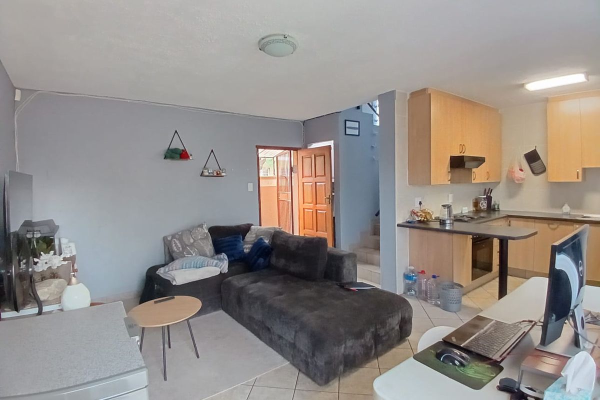 Super neat townhouse for sale in Vaalpark. Ideal for 1st time buyers or an investor - Photo 3