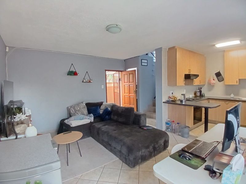 Super neat townhouse for sale in Vaalpark. Ideal for 1st time buyers or an investor - Photo 3