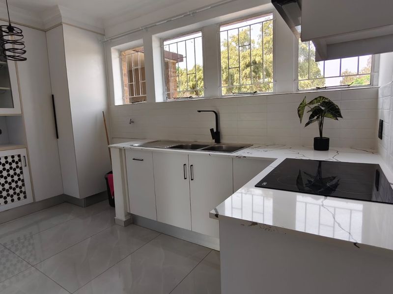 Super modern duplex townhouse in popular and secure complex located in Sasolburg - Photo 4