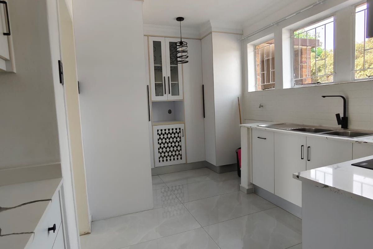 Super modern duplex townhouse in popular and secure complex located in Sasolburg - Photo 2