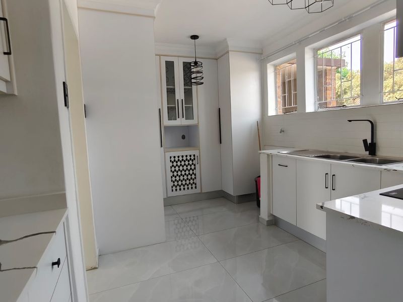 Super modern duplex townhouse in popular and secure complex located in Sasolburg - Photo 2