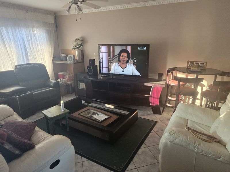 3 Bedroom Townhouse for Sale in Bendor - Photo 6