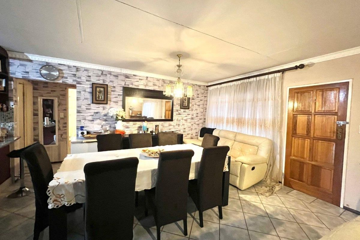 3 Bedroom Townhouse for Sale in Bendor - Photo 5