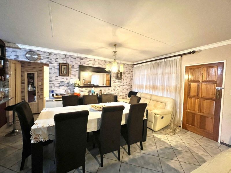 3 Bedroom Townhouse for Sale in Bendor - Photo 5