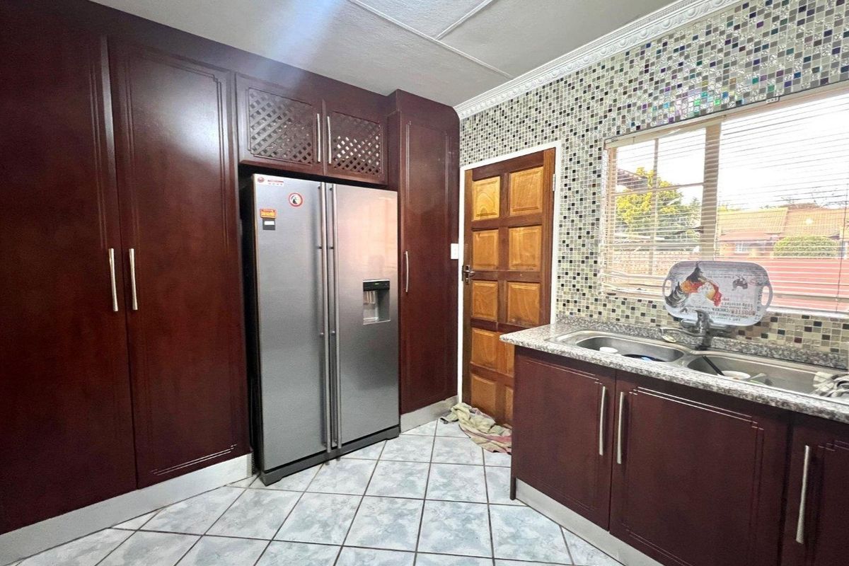 3 Bedroom Townhouse for Sale in Bendor - Photo 4