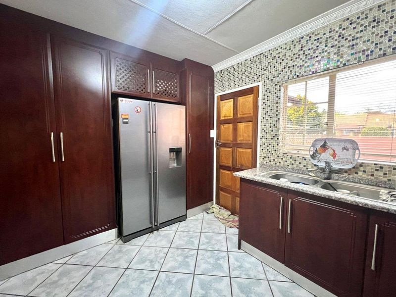 3 Bedroom Townhouse for Sale in Bendor - Photo 4