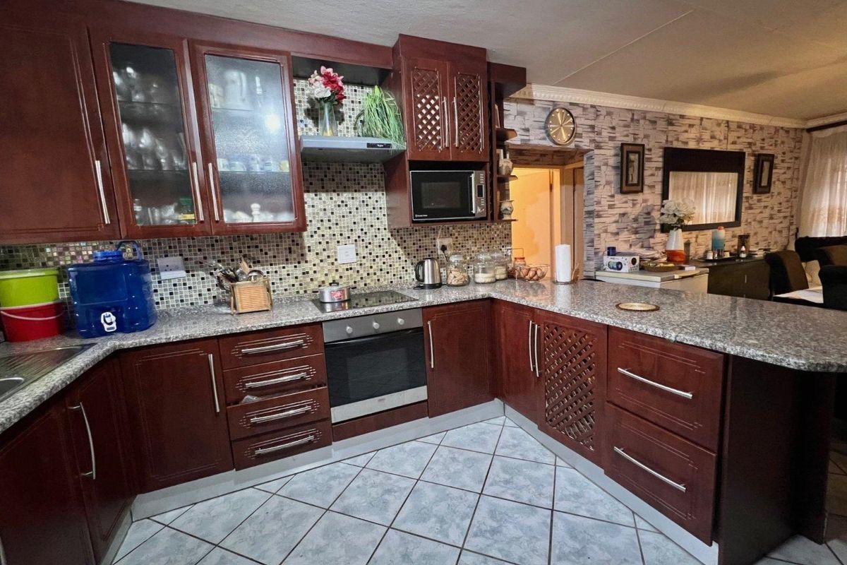 3 Bedroom Townhouse for Sale in Bendor - Photo 2