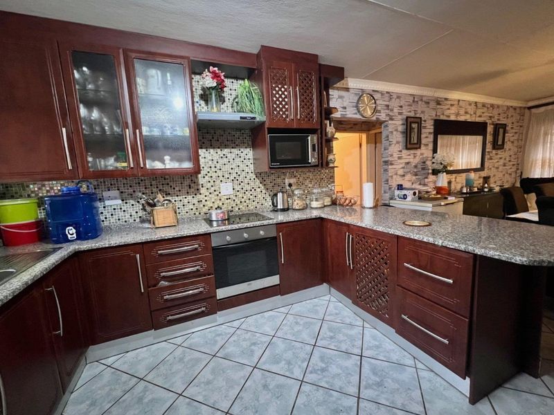 3 Bedroom Townhouse for Sale in Bendor - Photo 2