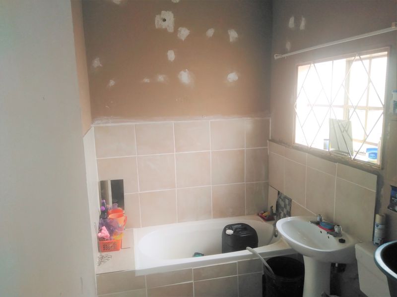 Solid Semi-Detached Stunner - Photo 9