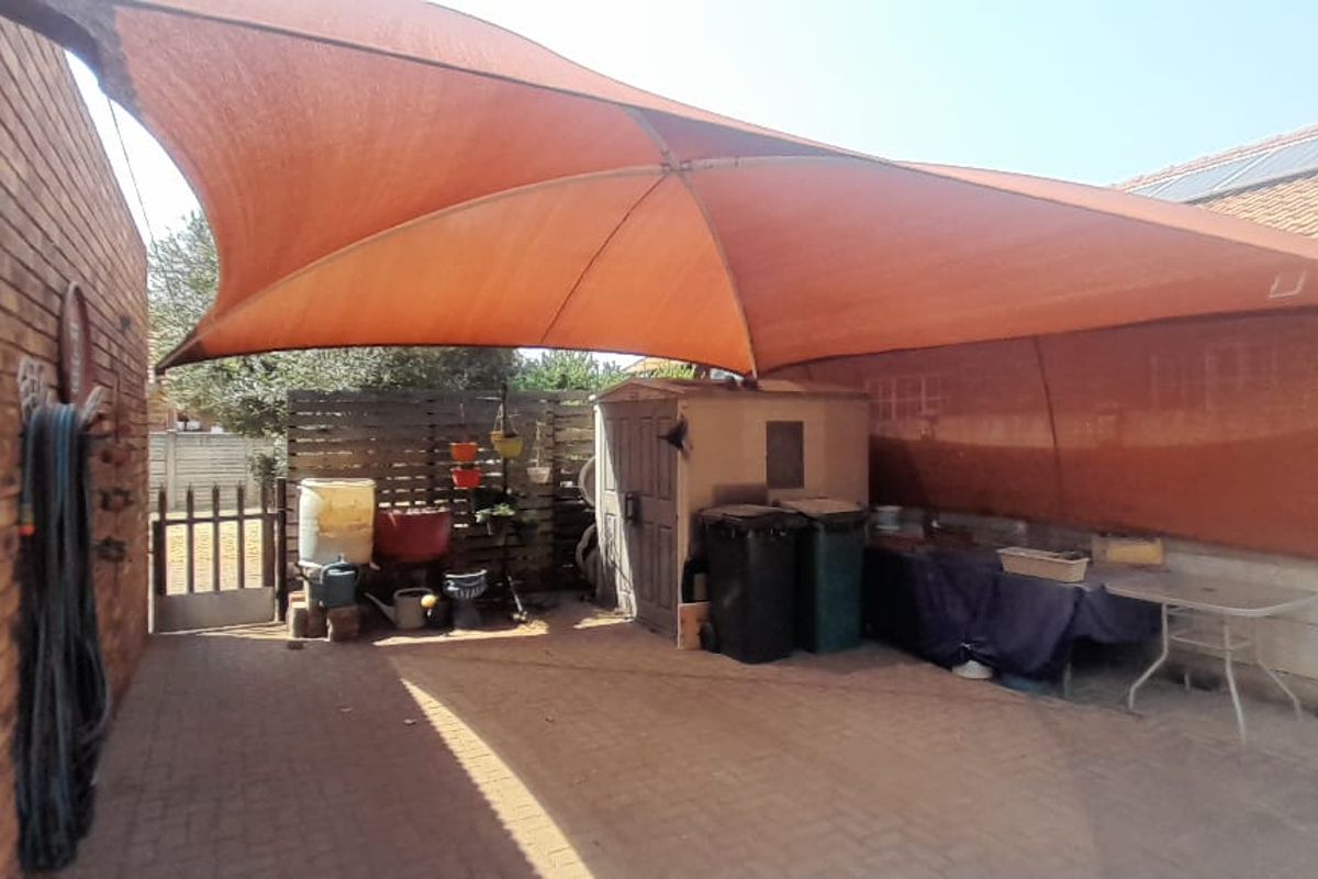 This stunning face-brick family home is the perfect haven for you! - Photo 4