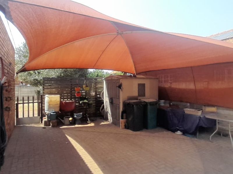 This stunning face-brick family home is the perfect haven for you! - Photo 4