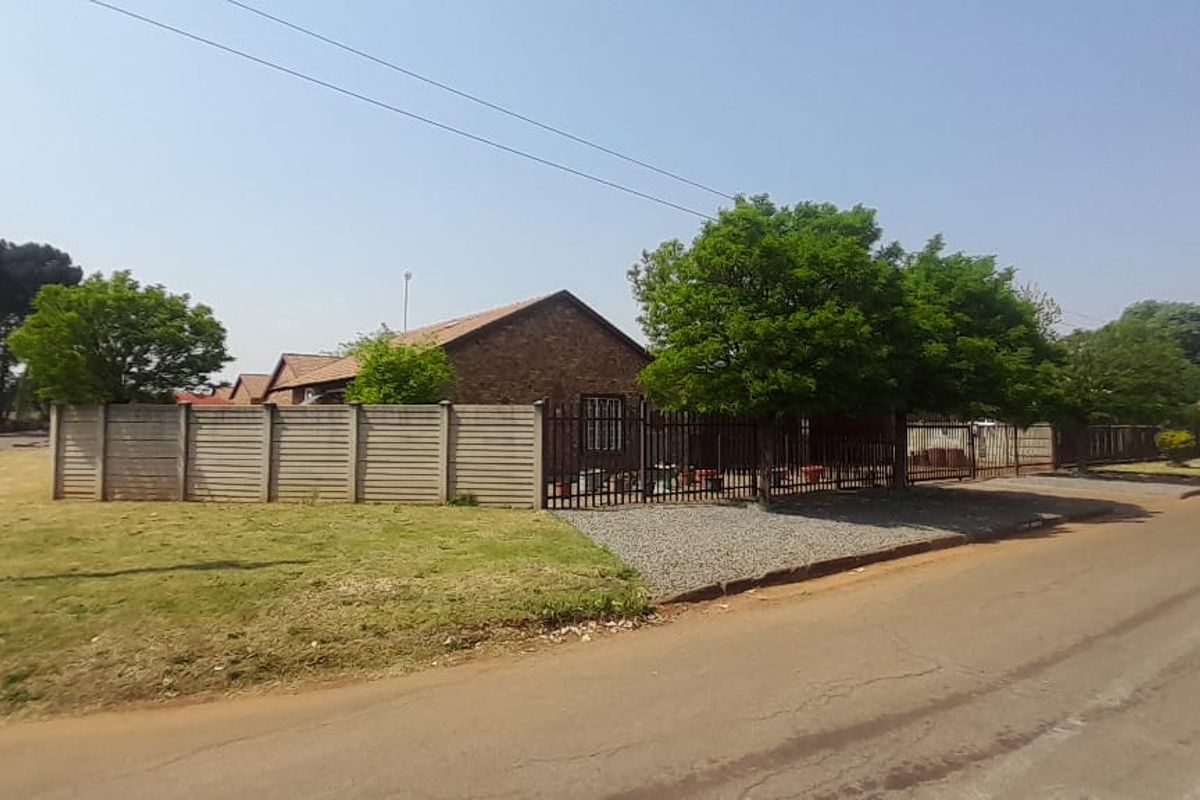 This stunning face-brick family home is the perfect haven for you! - Photo 2