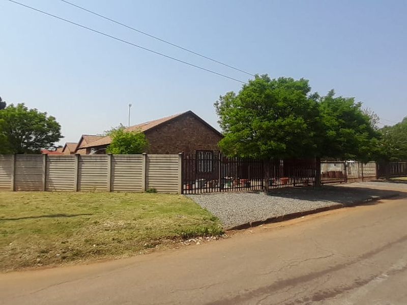 This stunning face-brick family home is the perfect haven for you! - Photo 2