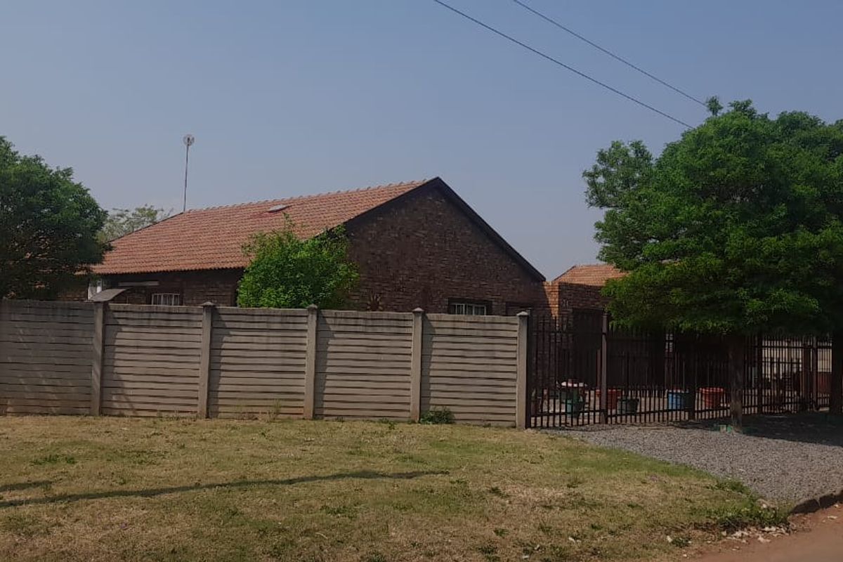 This stunning face-brick family home is the perfect haven for you! - Photo 3