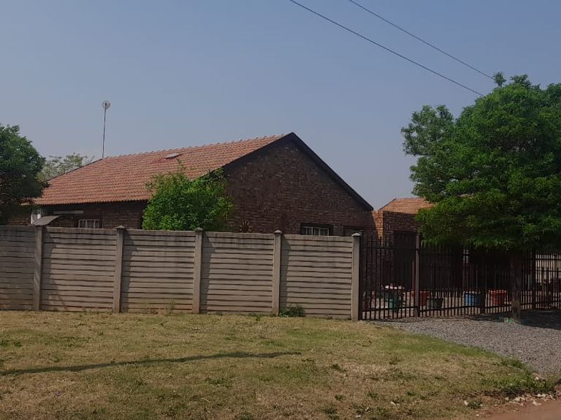 This stunning face-brick family home is the perfect haven for you! - Photo 3