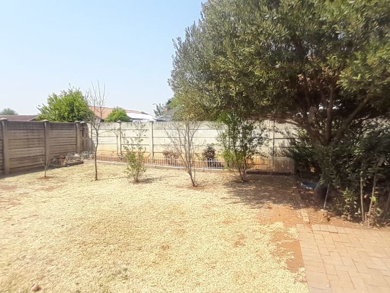 This stunning face-brick family home is the perfect haven for you! - Photo 8