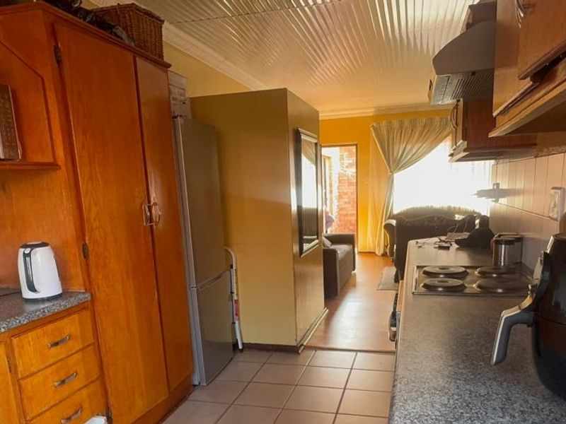 Stylish 2-Bedroom Townhouse with Space, Security & Charm - Photo 8