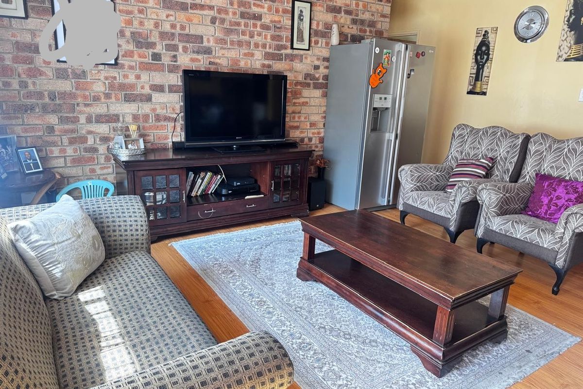 Stylish 2-Bedroom Townhouse with Space, Security & Charm - Photo 4