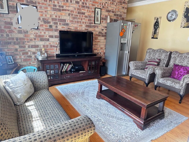 Stylish 2-Bedroom Townhouse with Space, Security & Charm - Photo 4