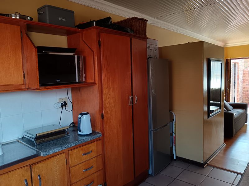 Stylish 2-Bedroom Townhouse with Space, Security & Charm - Photo 7