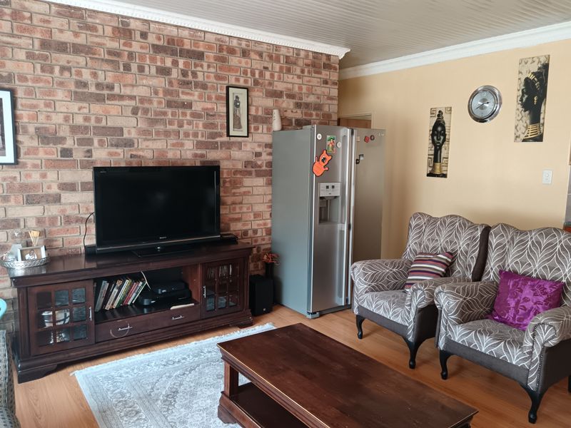 Stylish 2-Bedroom Townhouse with Space, Security & Charm - Photo 3