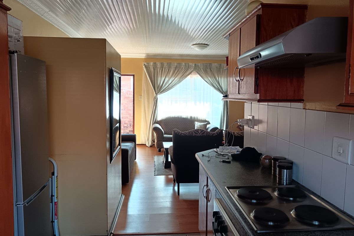 Stylish 2-Bedroom Townhouse with Space, Security & Charm - Photo 5