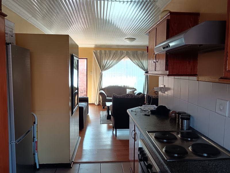 Stylish 2-Bedroom Townhouse with Space, Security & Charm - Photo 5