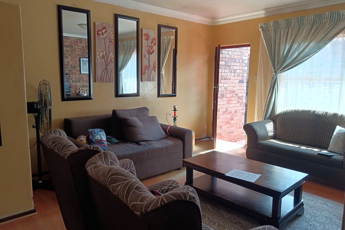 Stylish 2-Bedroom Townhouse with Space, Security & Charm - Photo 2