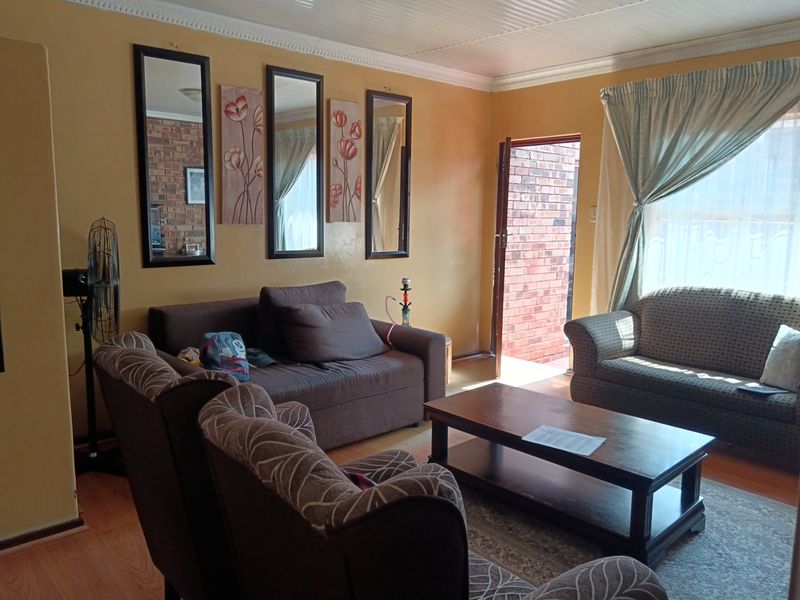 Stylish 2-Bedroom Townhouse with Space, Security & Charm - Photo 2