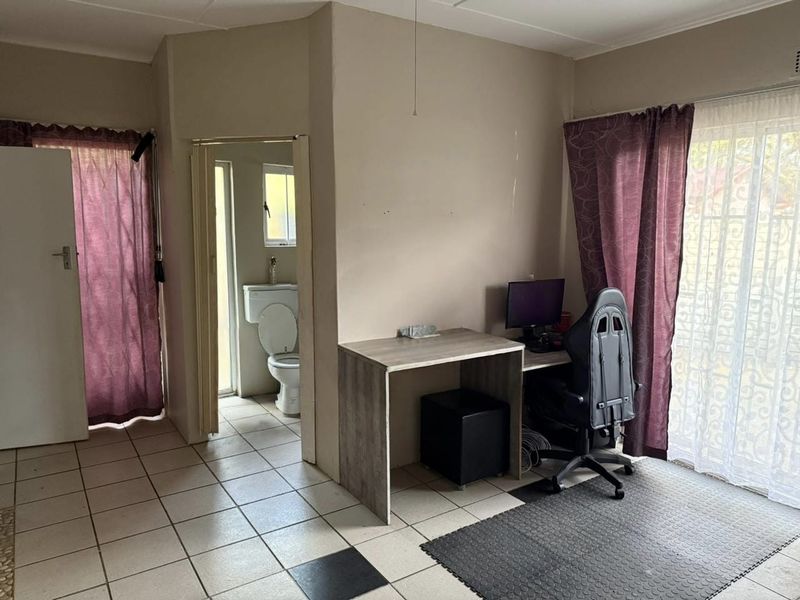 Beautiful house with flat located walking distance to Sasol Firm and Sasol College!! - Photo 10