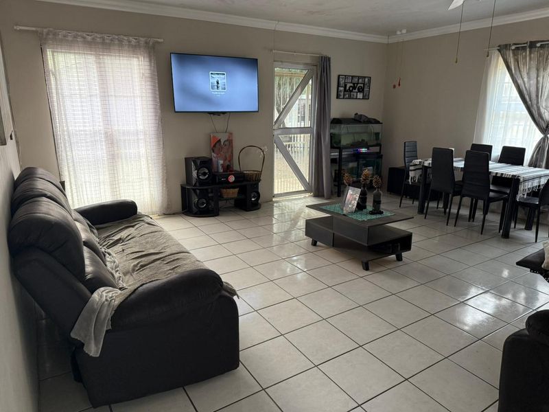 Beautiful house with flat located walking distance to Sasol Firm and Sasol College!! - Photo 2