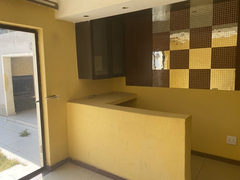 6 Bedroom House For Sale In Sonneveld - Photo 3