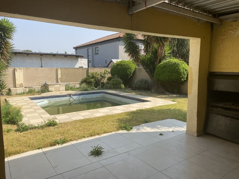 6 Bedroom House For Sale In Sonneveld - Photo 2