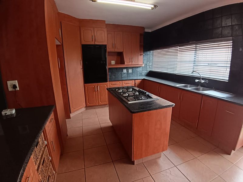 Spacious 4-Bedroom Home in Prime Location - Photo 4