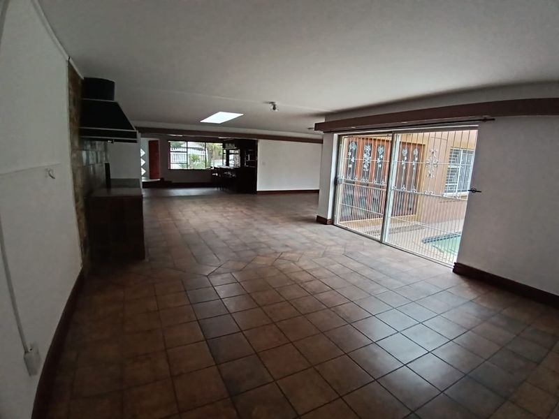 Spacious 4-Bedroom Home in Prime Location - Photo 8