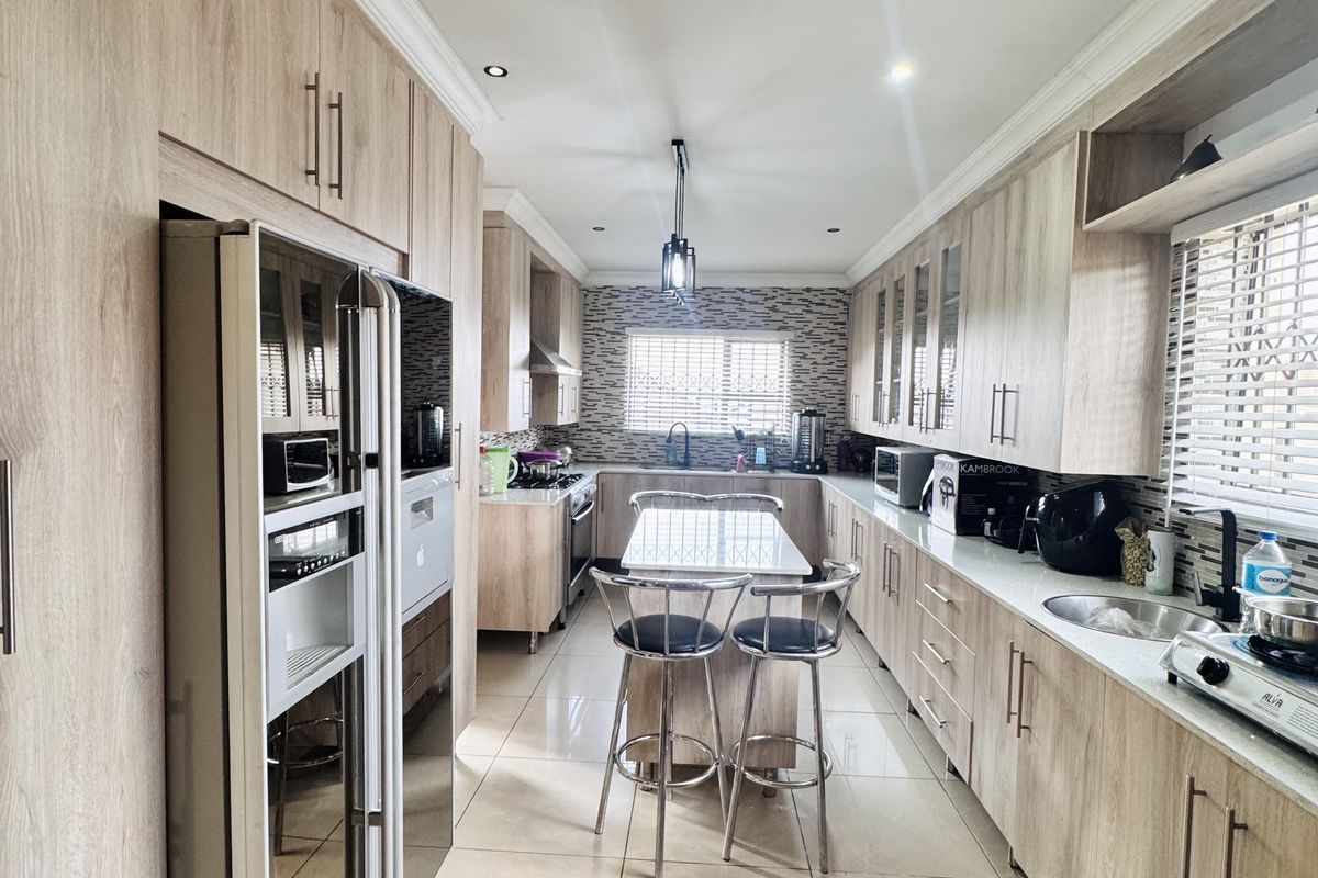 Elegant Double-Storey Home with 4 Garages, 2 bedroom Flatlet and Pool | A Must-See! - Photo 2