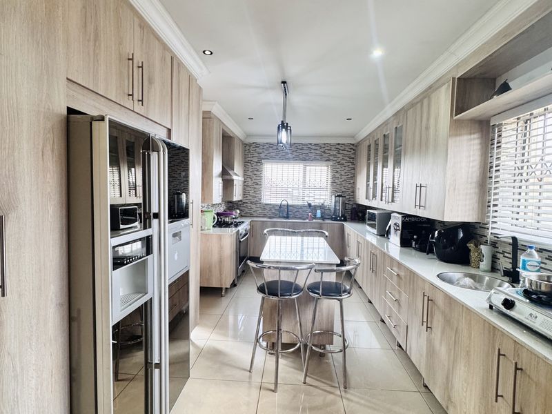 Elegant Double-Storey Home with 4 Garages, 2 bedroom Flatlet and Pool | A Must-See! - Photo 2