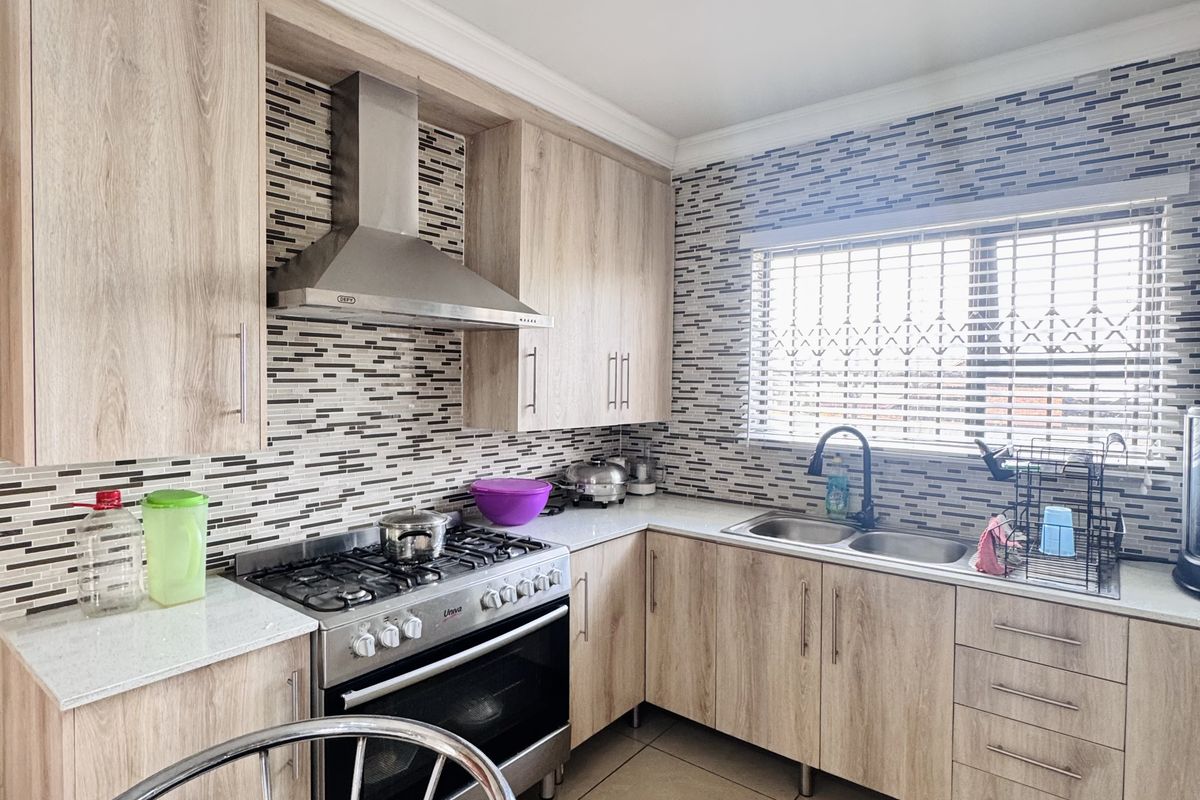 Elegant Double-Storey Home with 4 Garages, 2 bedroom Flatlet and Pool | A Must-See! - Photo 4