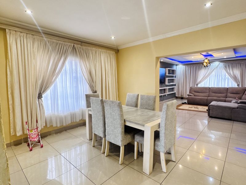 Elegant Double-Storey Home with 4 Garages, 2 bedroom Flatlet and Pool | A Must-See! - Photo 6